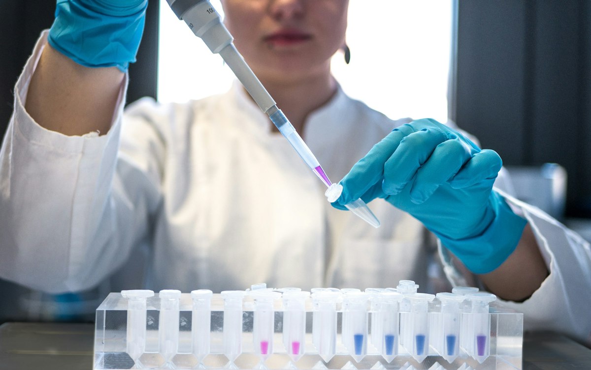 Cientista em laboratório de biotecnologia
