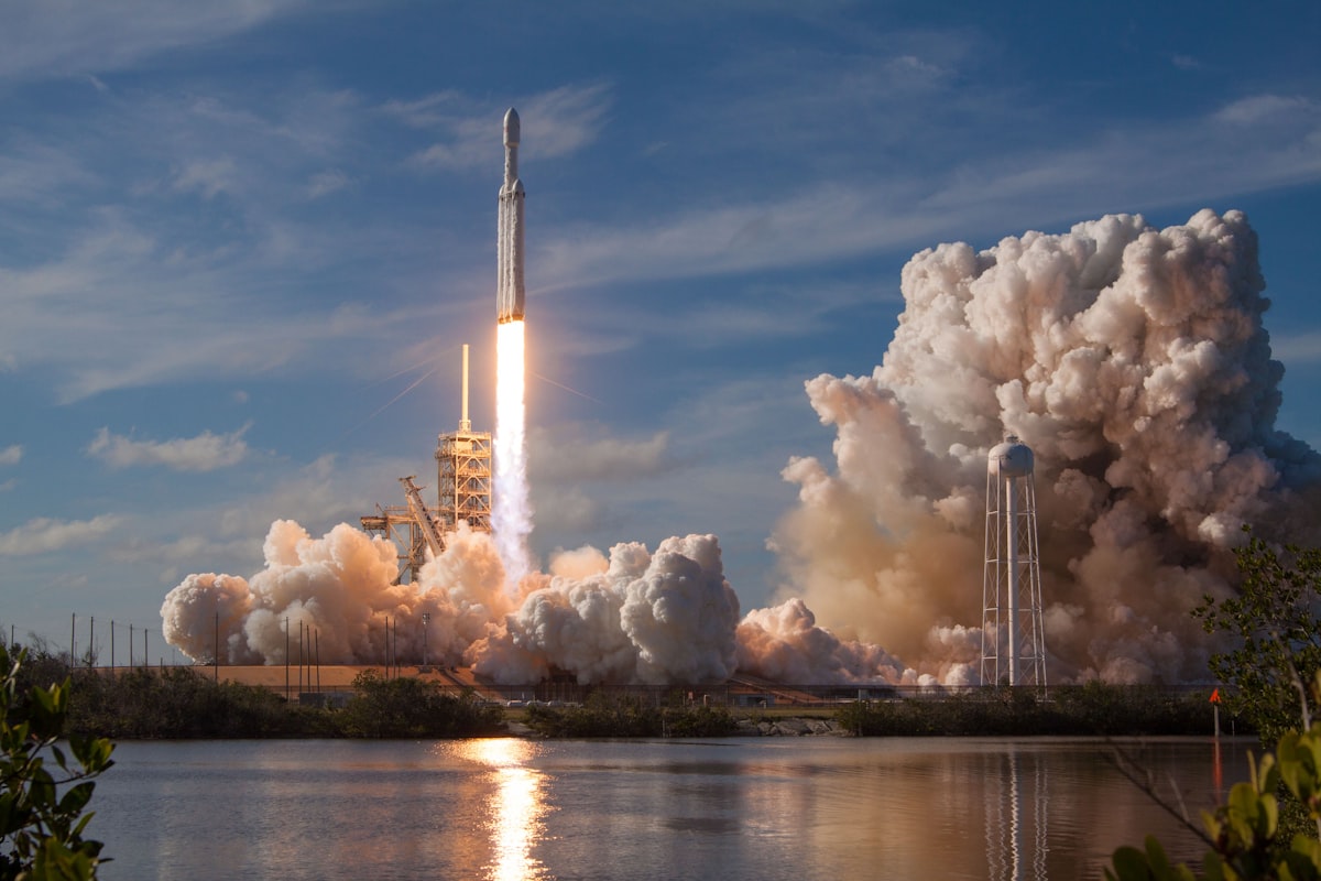 Foguetão a decolar - exploração espacial